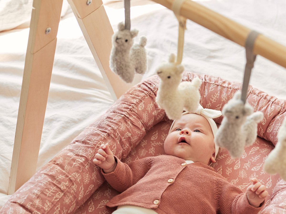 Tapis d'éveil : A partir de quel âge pour votre bébé et jusqu'à quand?